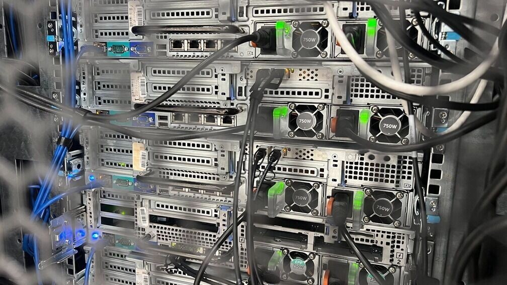 18 ноября 2025 года Cloudflare столкнулась с глобальным отключением сервисов. Сбой затронул ChatGPT, Canva, X (бывший Twitter*), корпоративные и финансовые платформы. Фото: 1MI