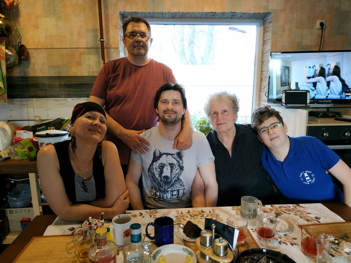 На фото мы дружная семья, но на деле мы враги точек зрения.