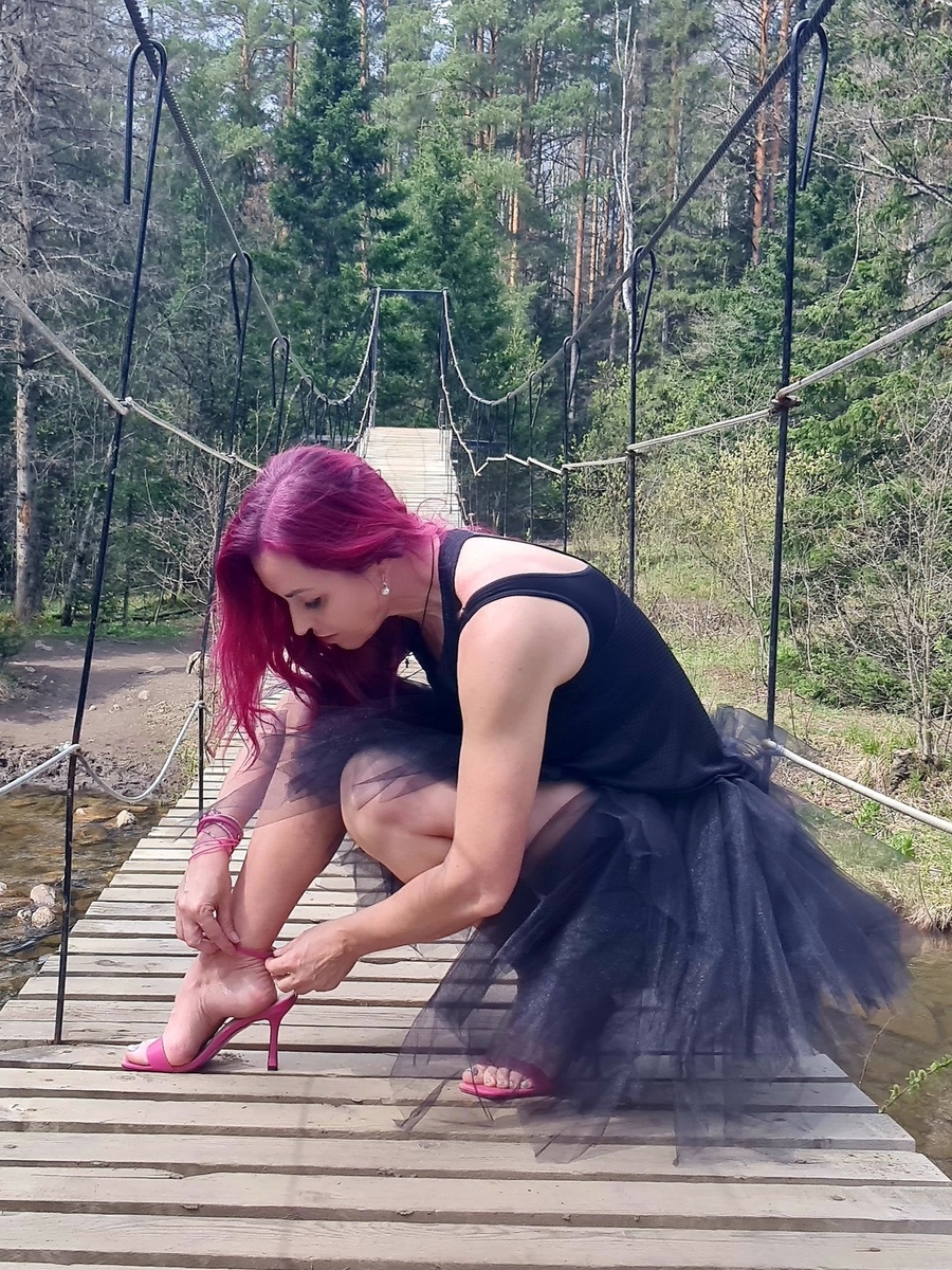 Больше фото на каблуках и без можно найти в блогах Оксаны