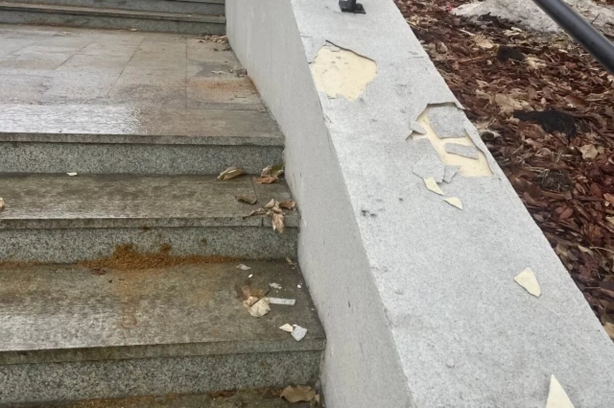    На недавно отремонтированной лестнице в Омске появились трещины