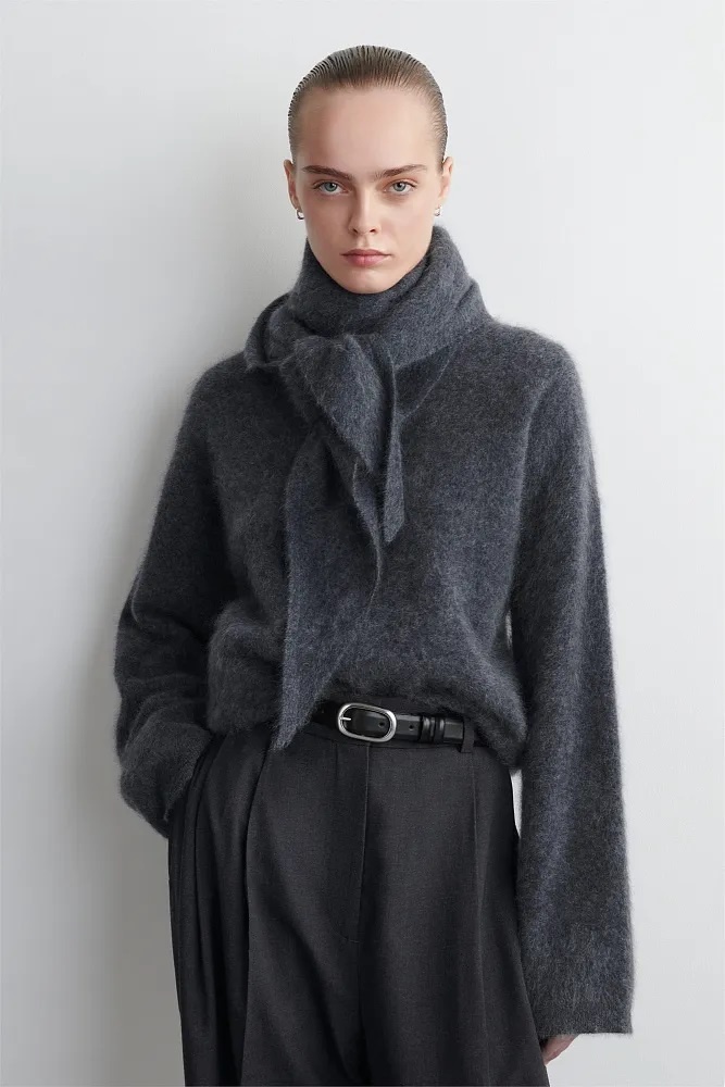 На модели свитер из кашемира от COS. Источник фото: cosarket.ru