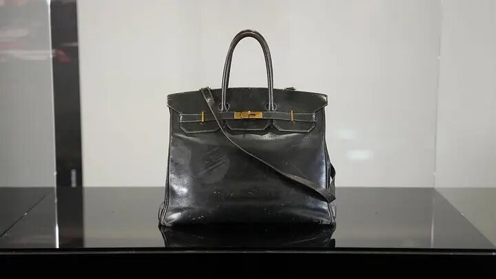 Самая дорогая сумка в мире продана на аукционе за $ 10 млн. Она принадлежала самой Джейн Биркин. Была изготовлена домом Hermes в 1985 году.  Фото: Edward Berthelot / Getty Images 