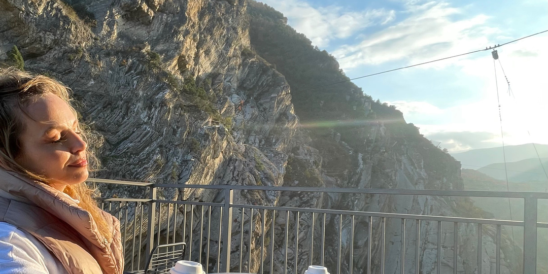 Женщина которая пьет кефир , ест молочный белок , кормит ПАТОГЕННУЮ ФЛОРУ ?