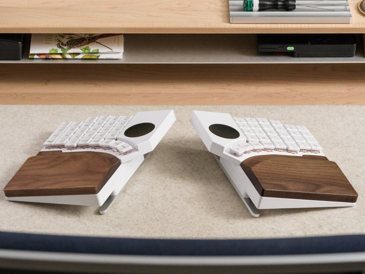    Представлена MoErgo Go60: беспроводная сплит-клавиатура с двумя трекпадами