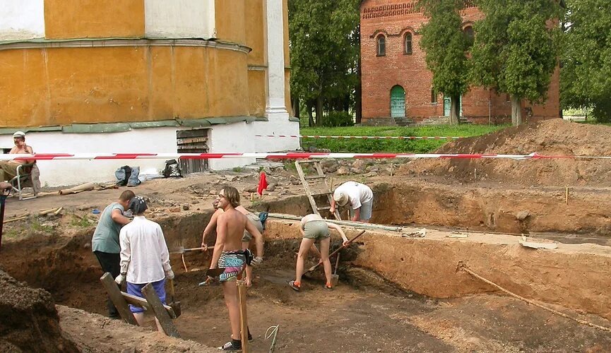 Археологические раскопки в Угличе. Историки любят изучать этот древний город но Волге. Его земли буквально впитали в себя историю пронесся её сквозь века.