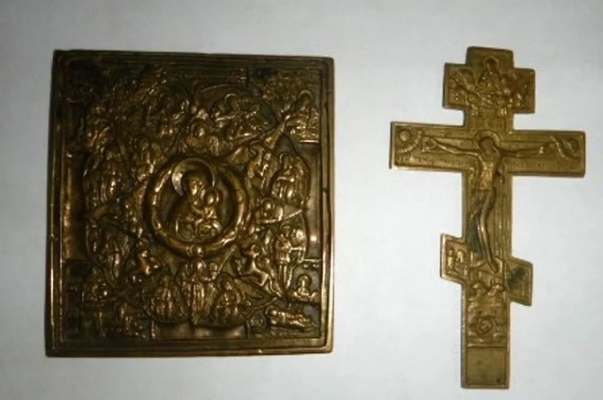    Сибиряк пытался вывезти в Стамбул 50-летнюю редкую икону и крест