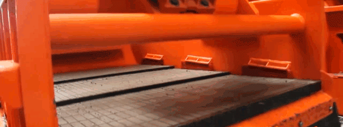 Подача бурового раствора на каркасные сетки вибросита. Видео взято из https://yandex.kz/video/preview/1307284096698854287