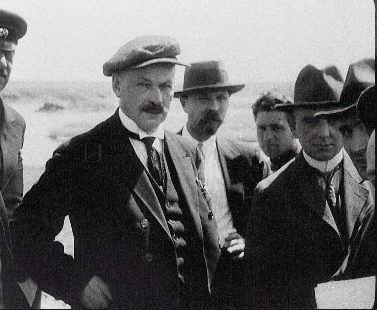 Иностранные специалисты на строительстве Магнитостроя. Фото предоставлено телекомпанией "ТВ-ИН", г. Магнитогорск.