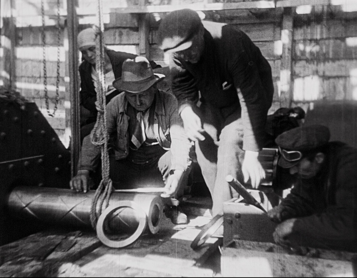 Иностранные специалисты на строительстве будущего Магнитогорского металлургического комбината (ММК). Фото предоставлено телекомпанией "ТВ-ИН", г. Магнитогорск.