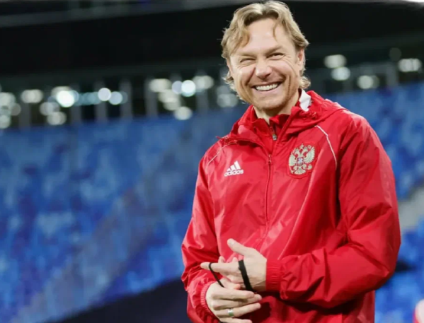 "Папа" поднимает в неродной ему России супер много-много миллионов русских денежков и отвозит их к себе в Эстонию.