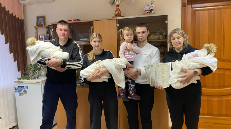 У многодетных родителей из Жуковки появилась тройня