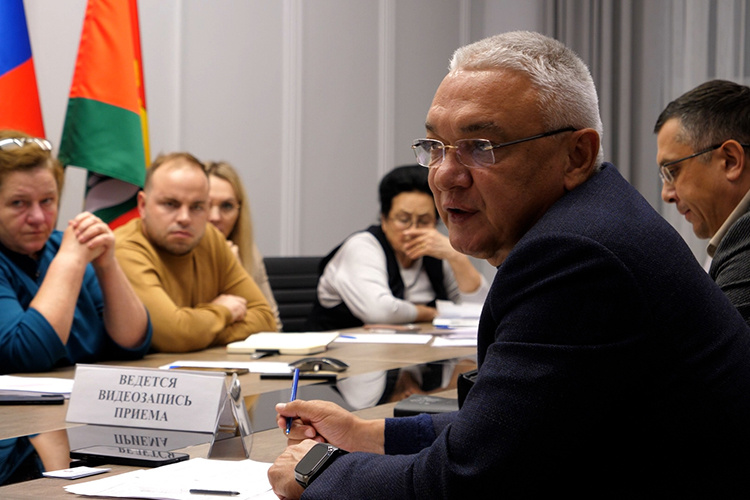    ООО «ПВК «Ак Барс», а также глава района Раис Сулейманов организовали встречу с жителями.   
Фото: «БИЗНЕС Online»