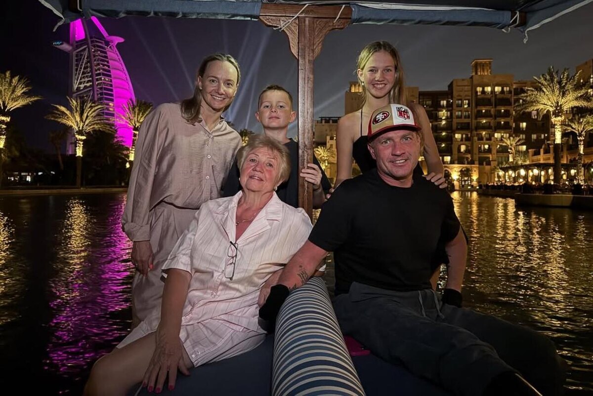    Роман Костомаров с женой, детьми и мамой Валентиной Социальные сети