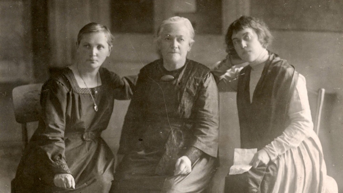 Злата Лилина (слева), Клара Цеткин и Александра Коллонтай, 1921 год