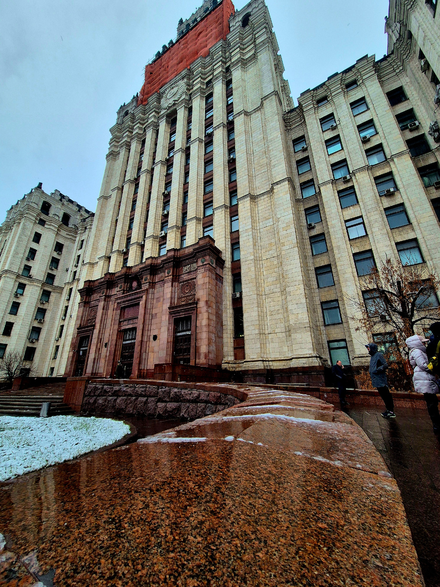 Можно на карете подъехать ко входу.