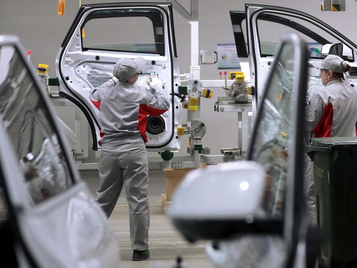    Сотрудницы завода Haval в Тульской области работают в цехе сборки автомобилей© РИА Новости / Виталий Белоусов