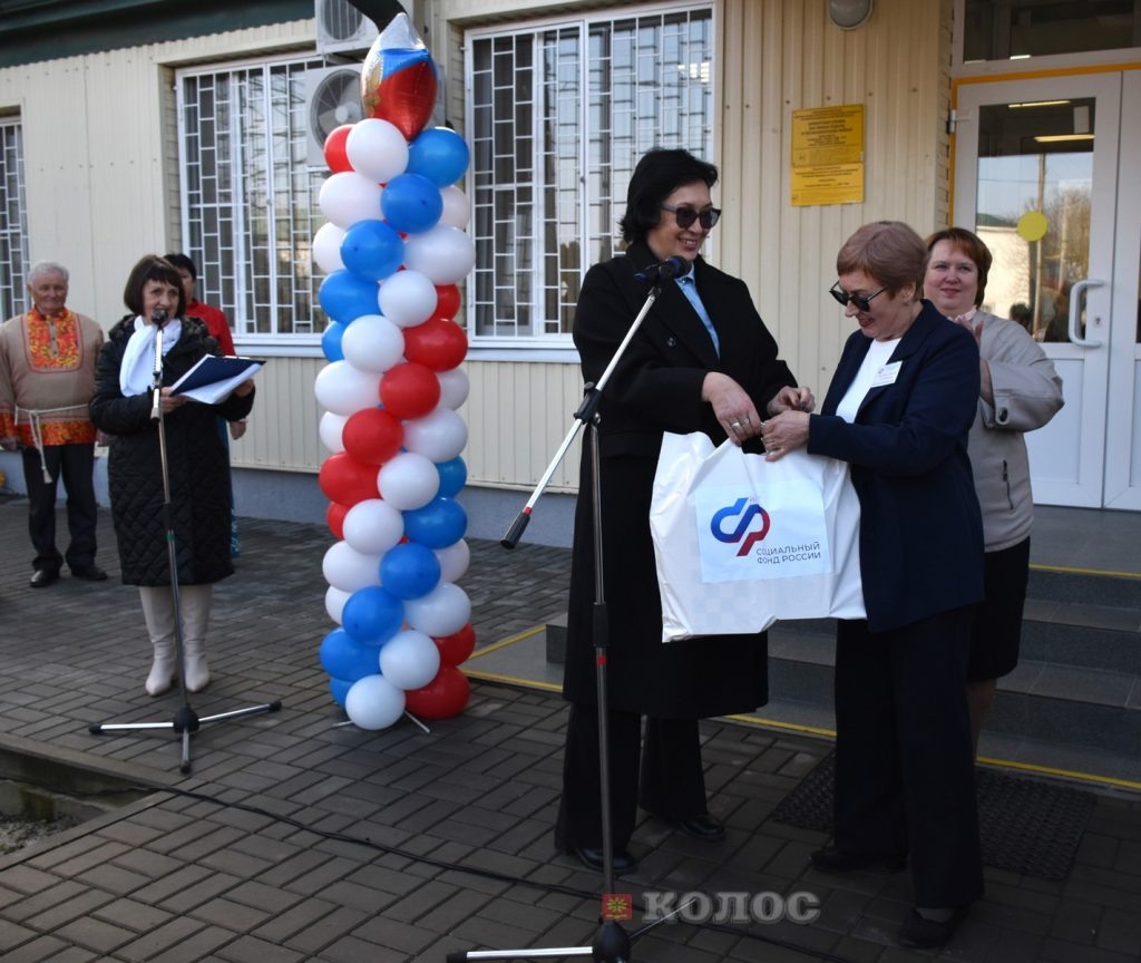      Е. Несенова приехала на открытие Центра с подарком, который вручила Н. Мельниковой. Газета Колос