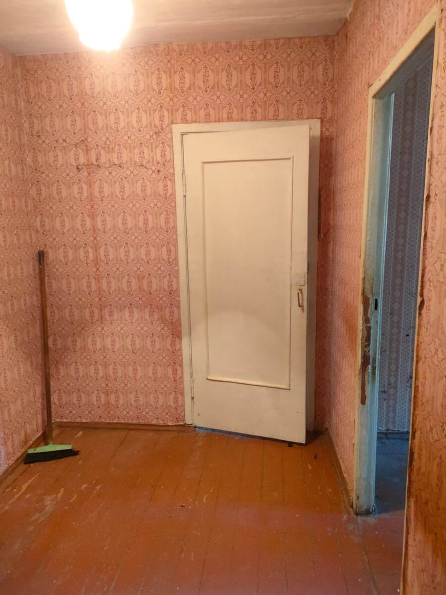 Старая дверь в старой прихожей ( фото автора) 