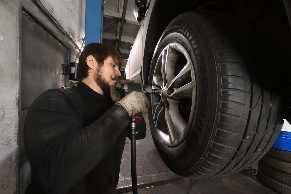    Продажи новой зимней резины, напротив, снизились на 10-12 процентов. Владимир ВЕЛЕНГУРИН