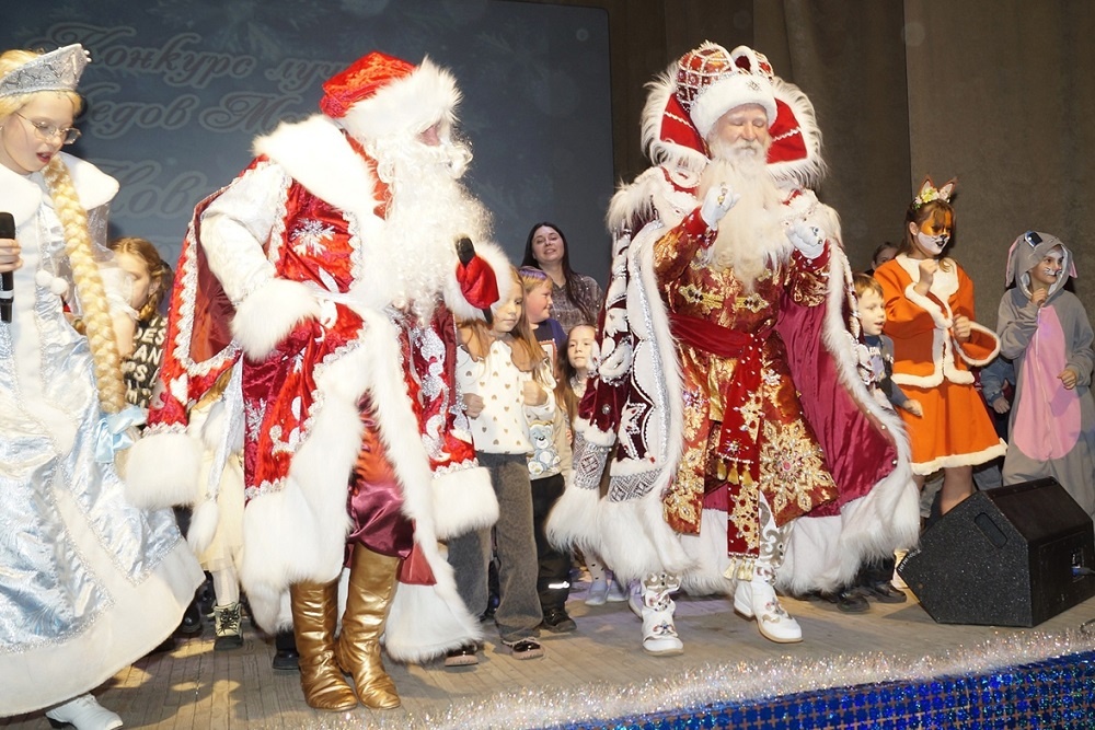   Деды Морозы - конкурсанты приехали с группами поддержки. / Щелкановский дом культуры
