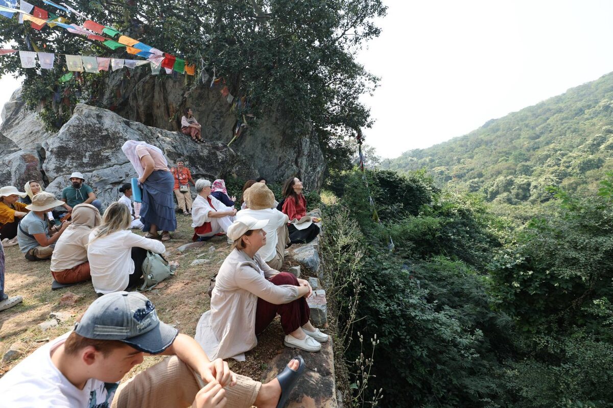 Участники тура медитируют у горы Гридхракута