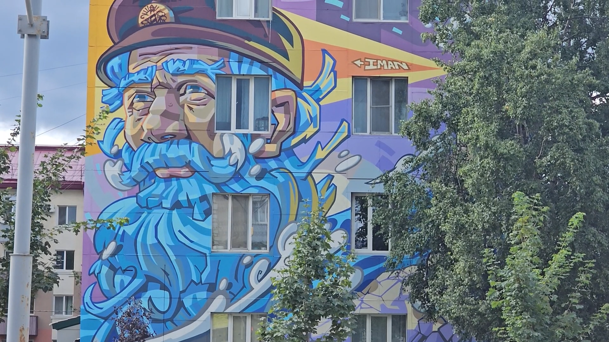 Муралы в Южно-Сахалинске повсюду.