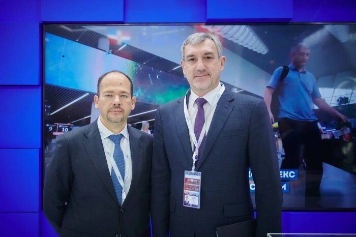 Губернатор Приамурья и генеральный директор АО "Аэропорты регионов" сверили часы / фото: телеграм-канал Василия Орлова 