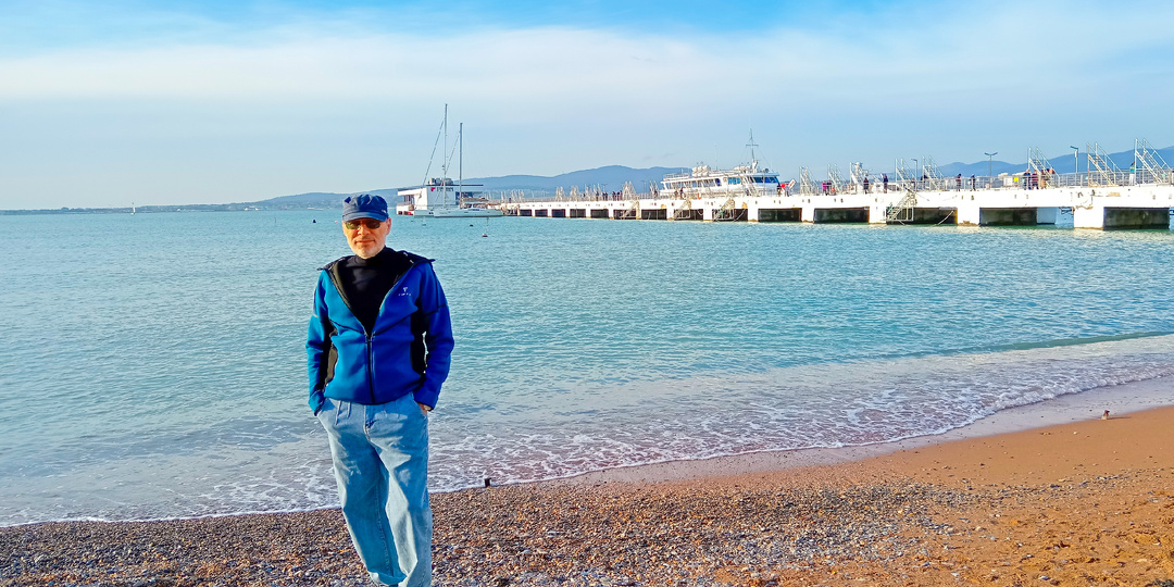 — Твоя мама уже сейчас видит во мне твою будущую жену. И вскоре познакомит нас. Сделай так, чтобы она не догадалась, что мы знакомы