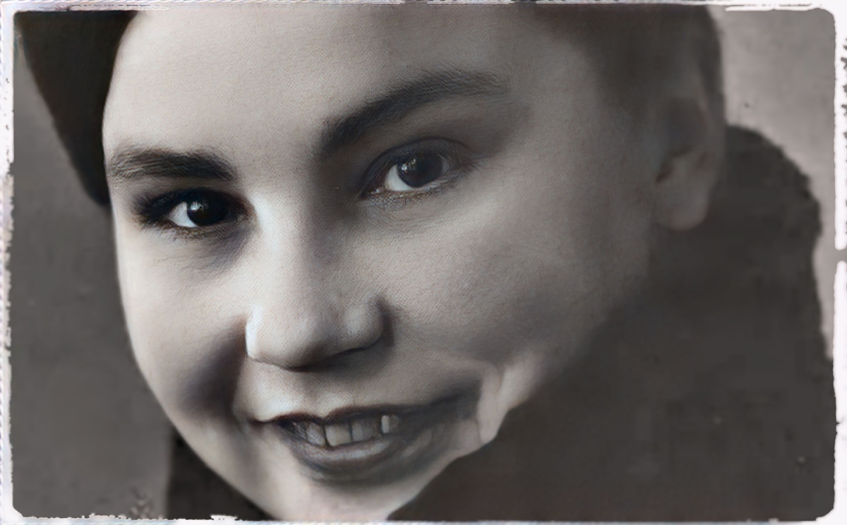 Здесь она еще совсем юная. В глазах - решимость и затаенный страх. Она уже знает, что такое быть "дочерью врага" и прятать свое настоящее имя.