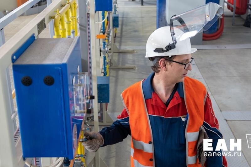    Рабочий на заводе