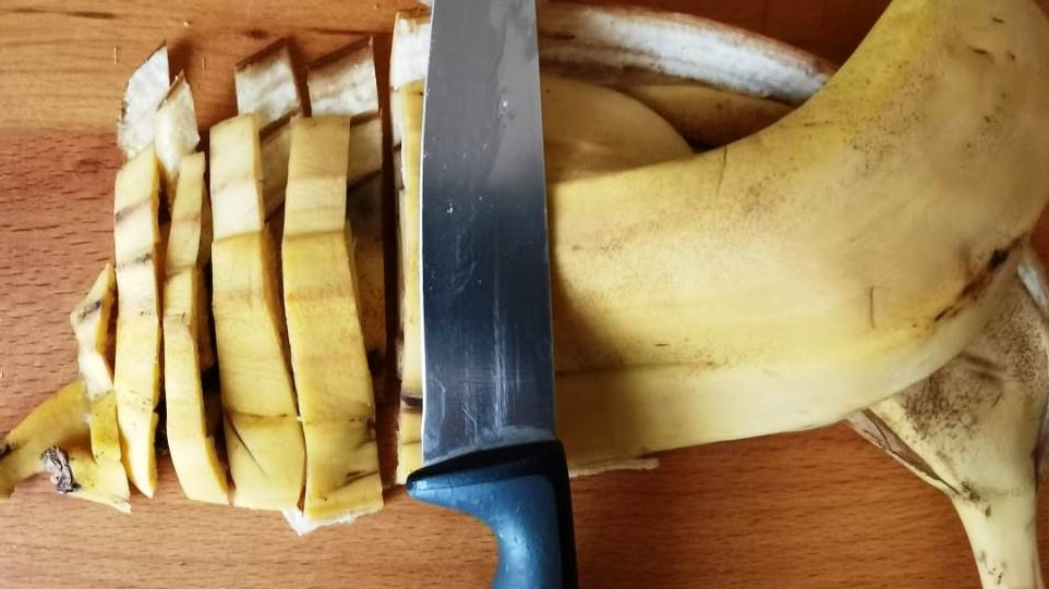 Моя морозилка в феврале - накопилось уже 2 кг банановой кожуры за 3 месяца