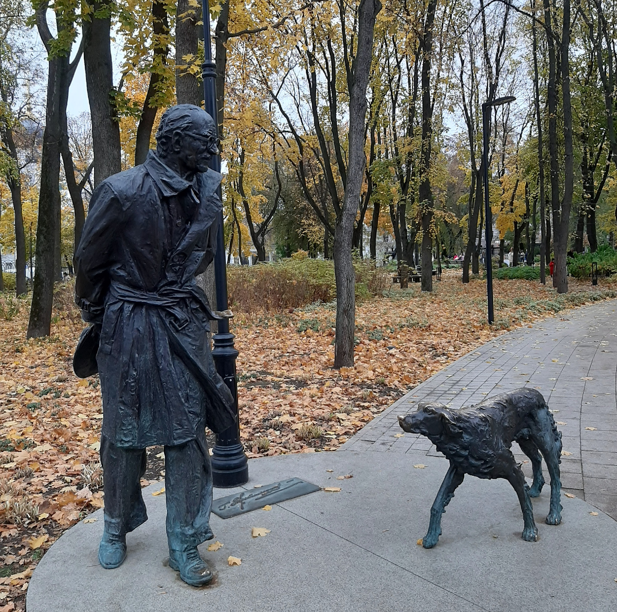 Памятник Троепольскому в парке "Орленок" в Воронеже