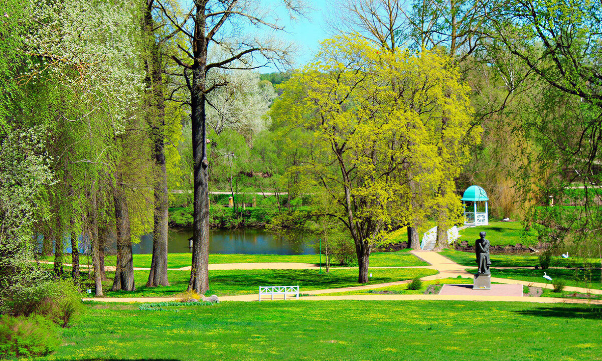 Усадебный парк в Овстуге весной. 