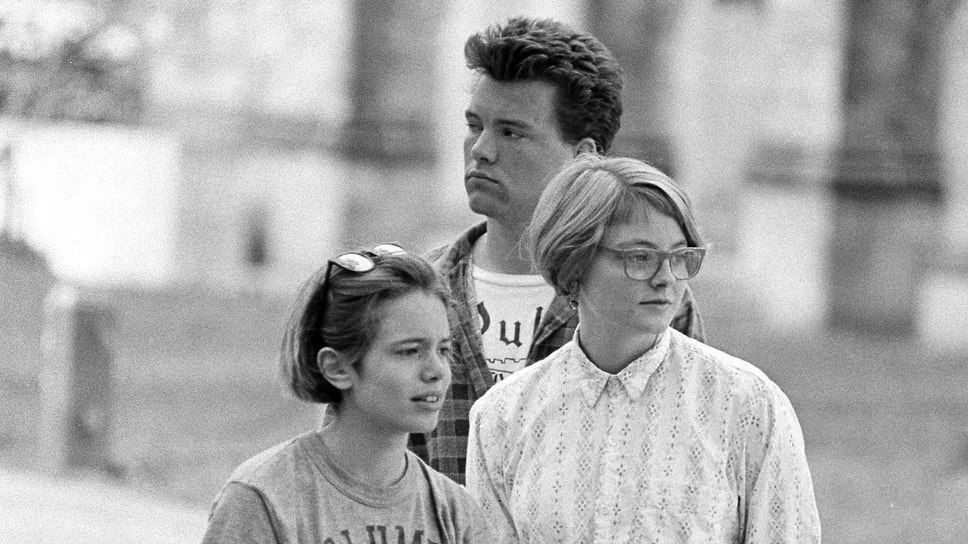 Свой псевдоним актриса выбрала в знак уважения и любви к подруге матери Джозефин Домингез — сокращенно Джо Ди     
На фото: Джоди Фостер (справа) в период обучения в Йельском университете (признан нежелательной организацией в России) в 1985 году.📷Фото: Bob Child / AP