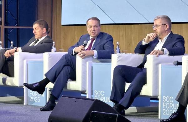 SOC FORUM 2025. На фо­то (сле­ва нап­ра­во): пре­зидент "Рос­те­леко­ма" Ми­хаил Осеев­ский, за­мес­ти­тель пред­се­дате­ля прав­ле­ния Сбер­бан­ка Ста­нис­лав Куз­не­цов, пре­зидент "Вым­пел­Ко­ма" Алек­сандр Пан­ков