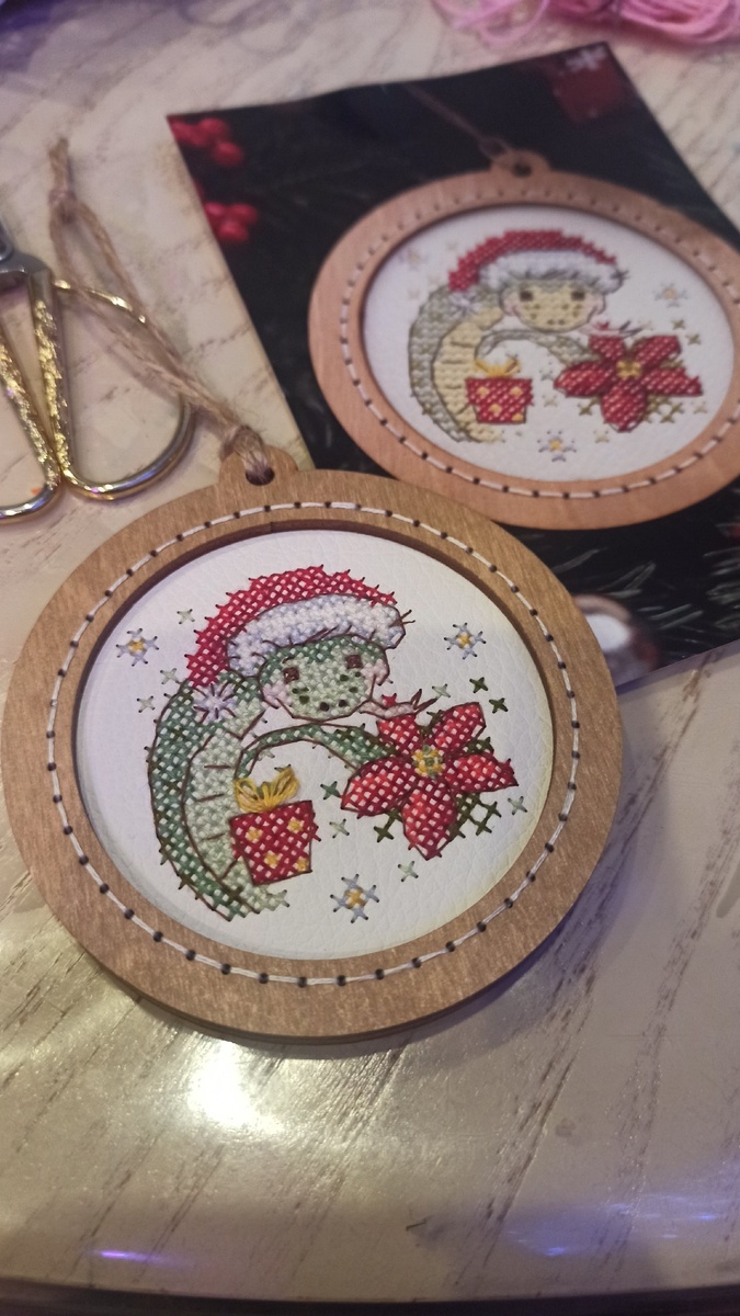 Покупала отдельно рамку и схему с основой к году змеи, ссылку оставила на набор где всë в комплекте уже