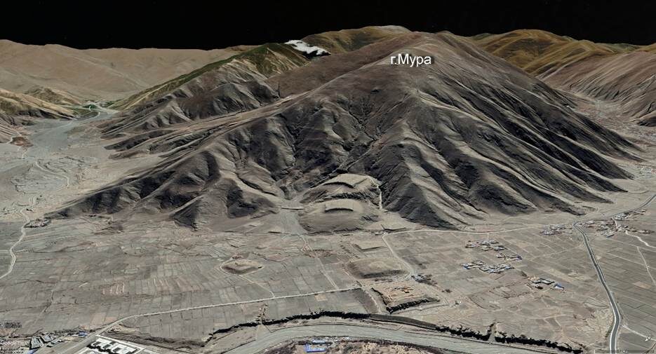 Спутниковое изображение г.Мура. На переднем плане в центре расположены 13 курганов группы Мура. Слева в начале долины Дон-Мхар – 7 курганов группы с одноименным названием