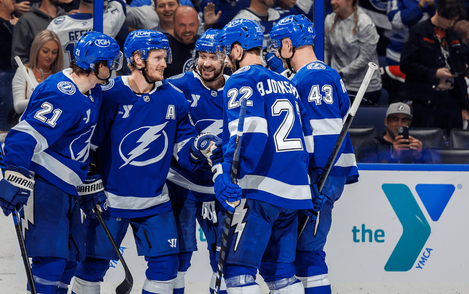 Никита Кучеров (в центре) забил очередной гол за "Тампу", а Джейк Генцел (второй слева) оформил хет-трик. Фото: НХЛ