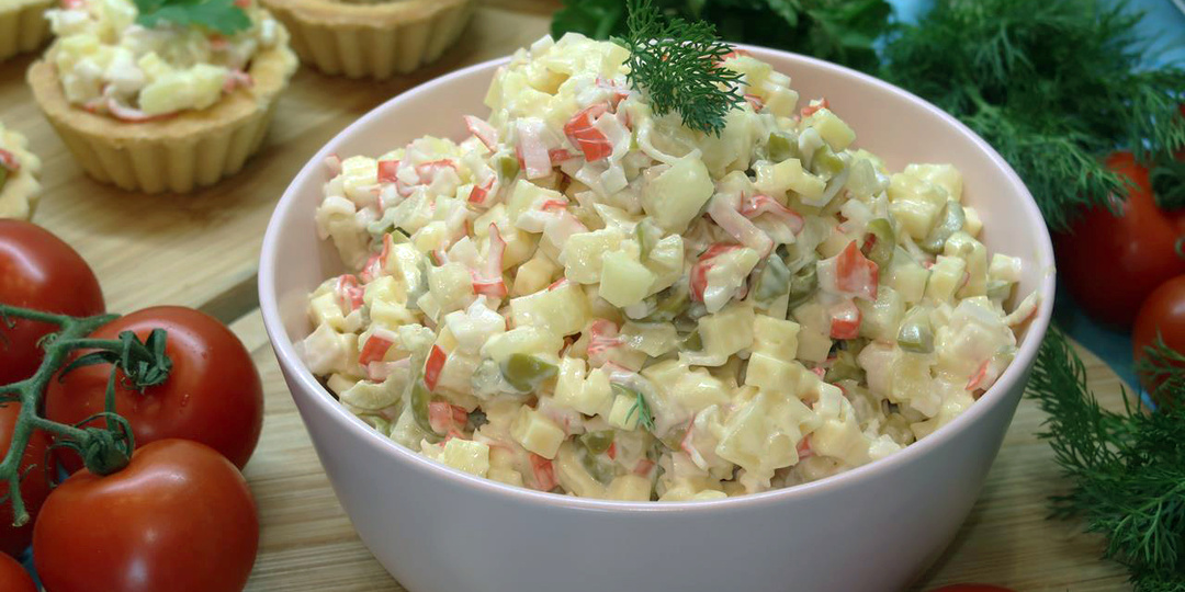 Салат с крабовыми палочками, ананасами и оливками