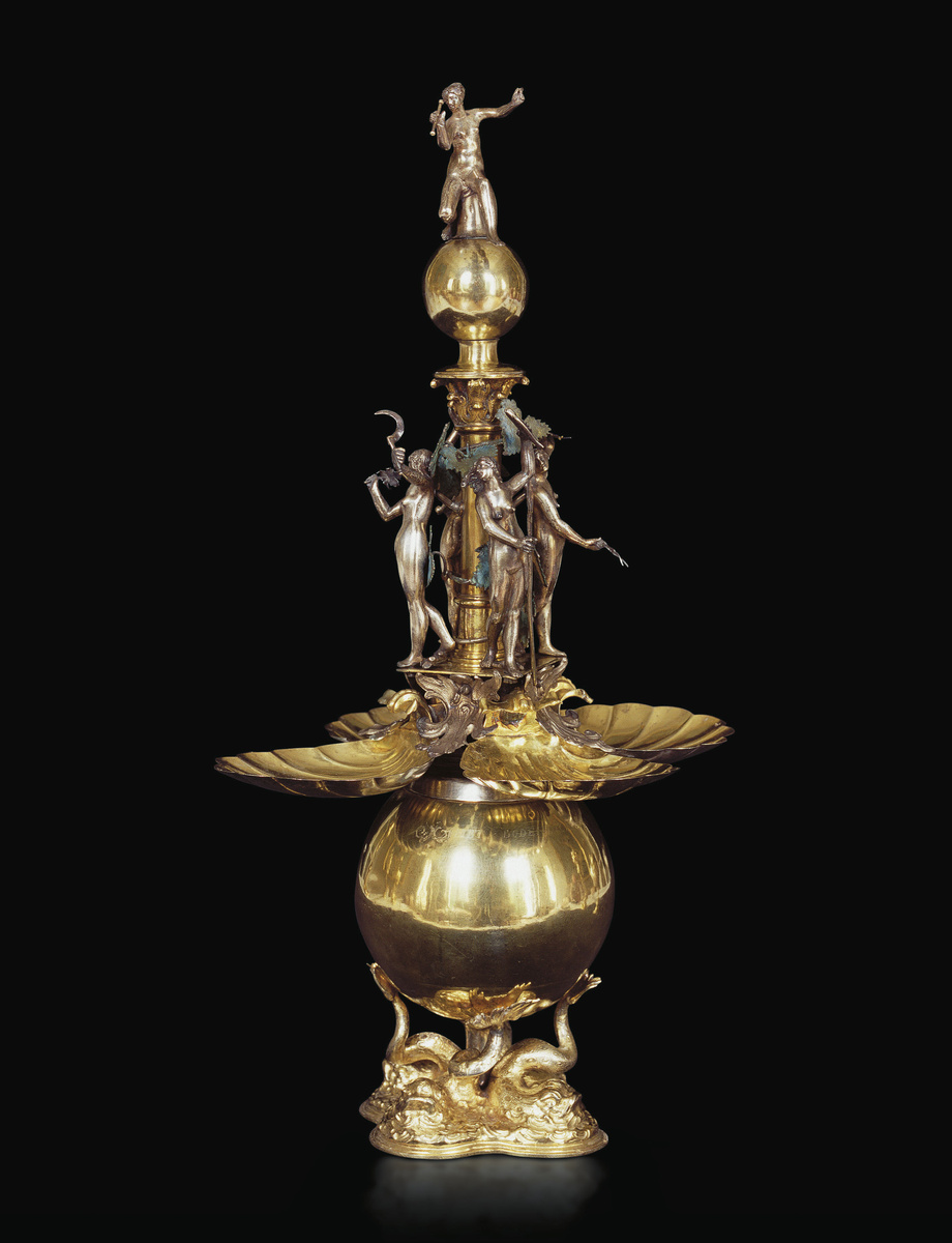 Позолоченный серебряный настольный фонтан в стиле раннего барокко из коллекции Ива Сен-Лорана.