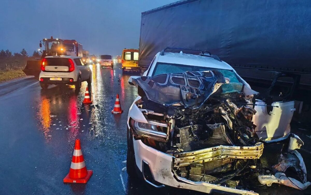    Водитель кроссовера пострадал в столкновении с фурой под Ижевском