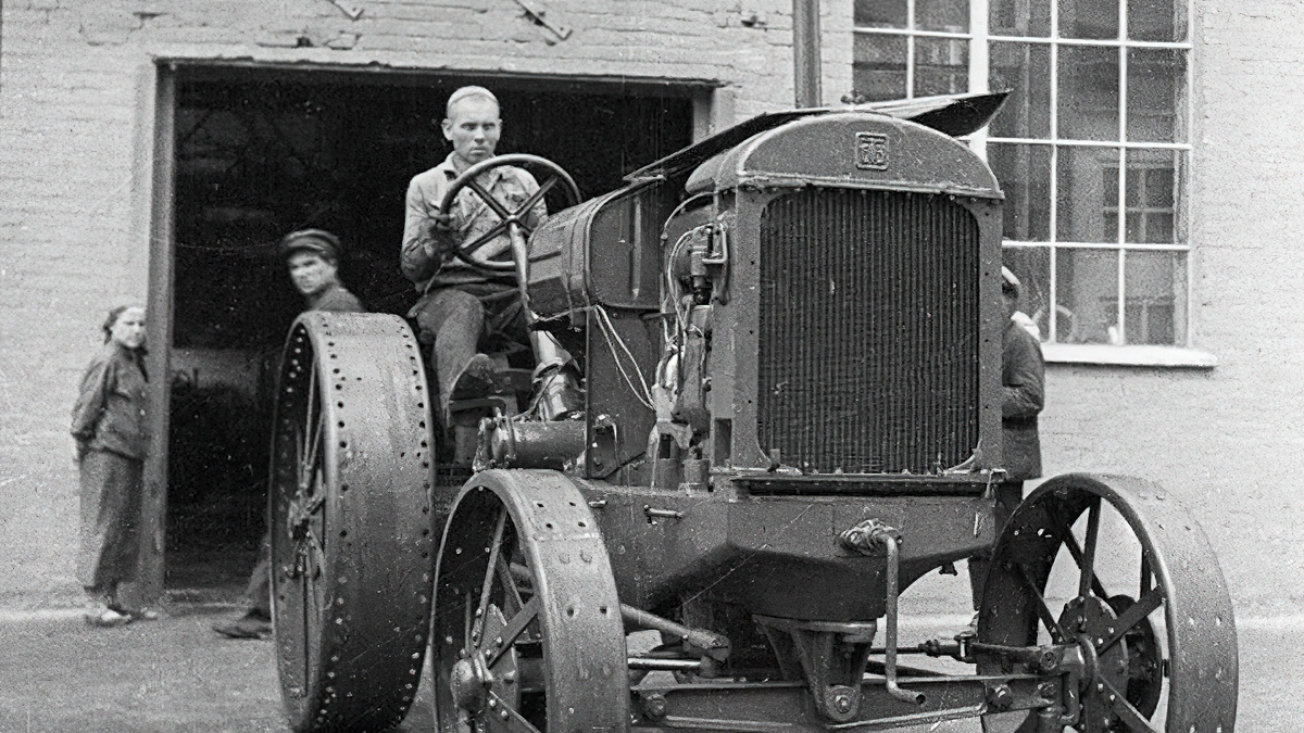 Первый советский колесный трактор СТЗ-1, СССР 1934 год. фото из rg.ru