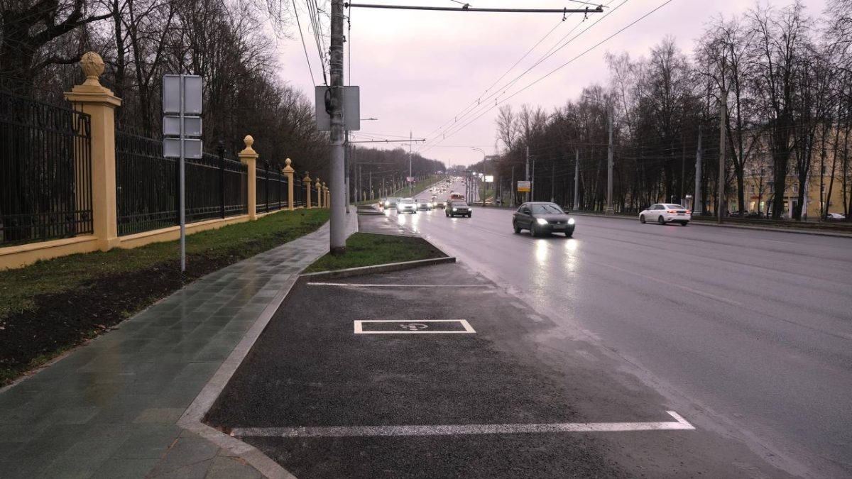    Автостоянка расположена рядом со входами в парк \