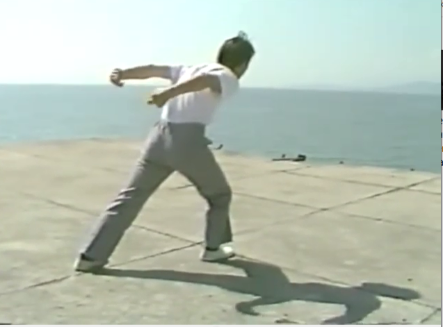 мастер тайцзи "У" Чжоу И, ученик легендарного У Тунаня, выполняет комплекс. Сухуми, 1991 г.