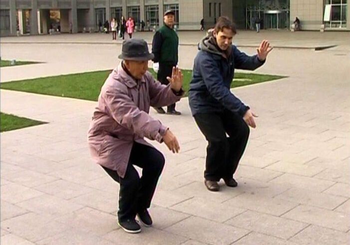 мастер тайцзи стиля "У", ученик легендарного Ван Пейшена, выполняет комплекс "37 форм". Пекин.