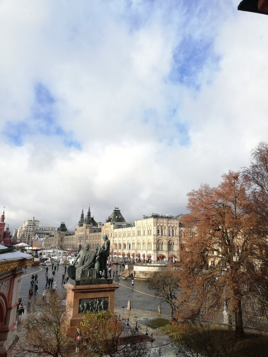 На этой фотографии, сделанной из Храма Василия Блаженного, хорошо видно и здание ГУМа и работы на Красной площади