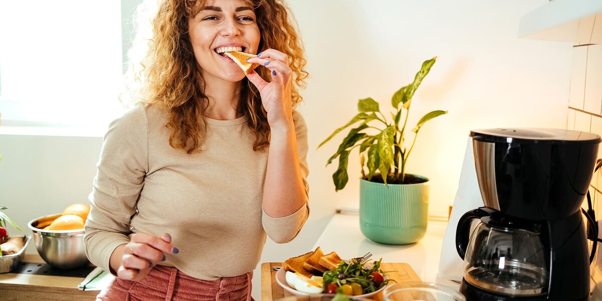 Медленное питание помогает телу услышать сигналы насыщения и улучшает пищеварение.