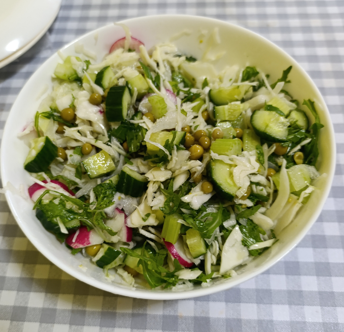 Вчерашний салат: капуста, редис, сельдерей, горошек, огурец, руккола, подсолнечное масло, сверху потом посыпала смесью семян