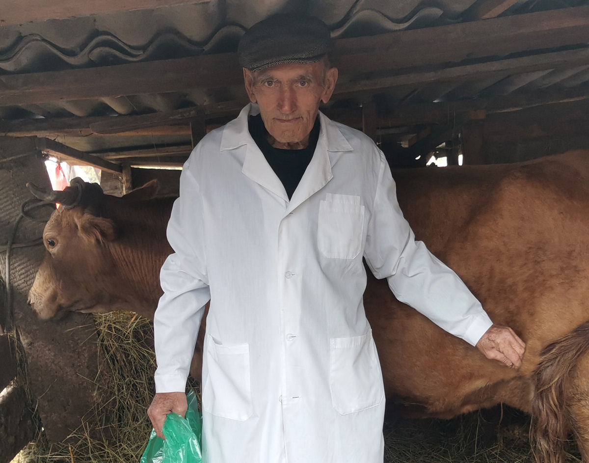 Заслуженный врач КЧР Джигит Хубиев в профессии 53 года. Фото автора.