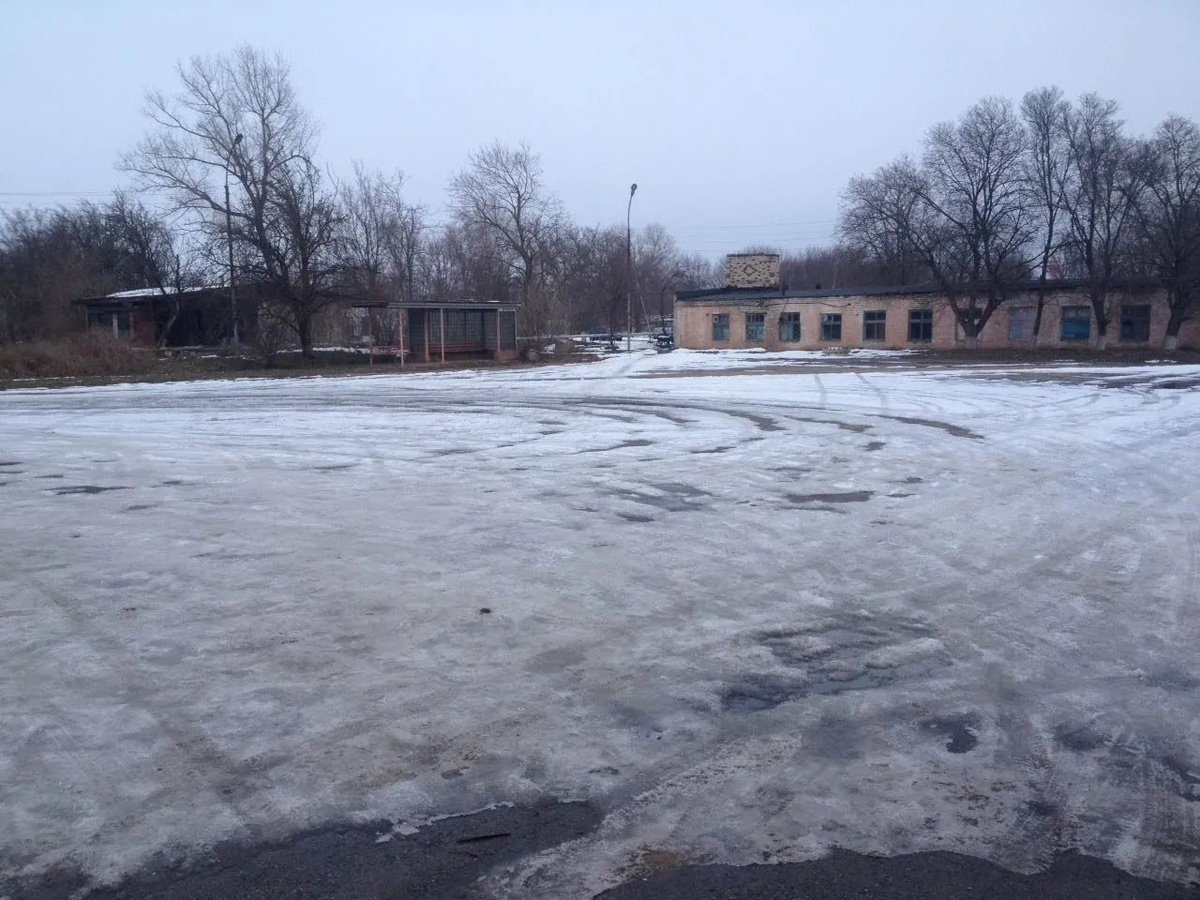 Общий вид привокзальной площади старого аэропорта. Фото из коллекции А.К. Кутепова
